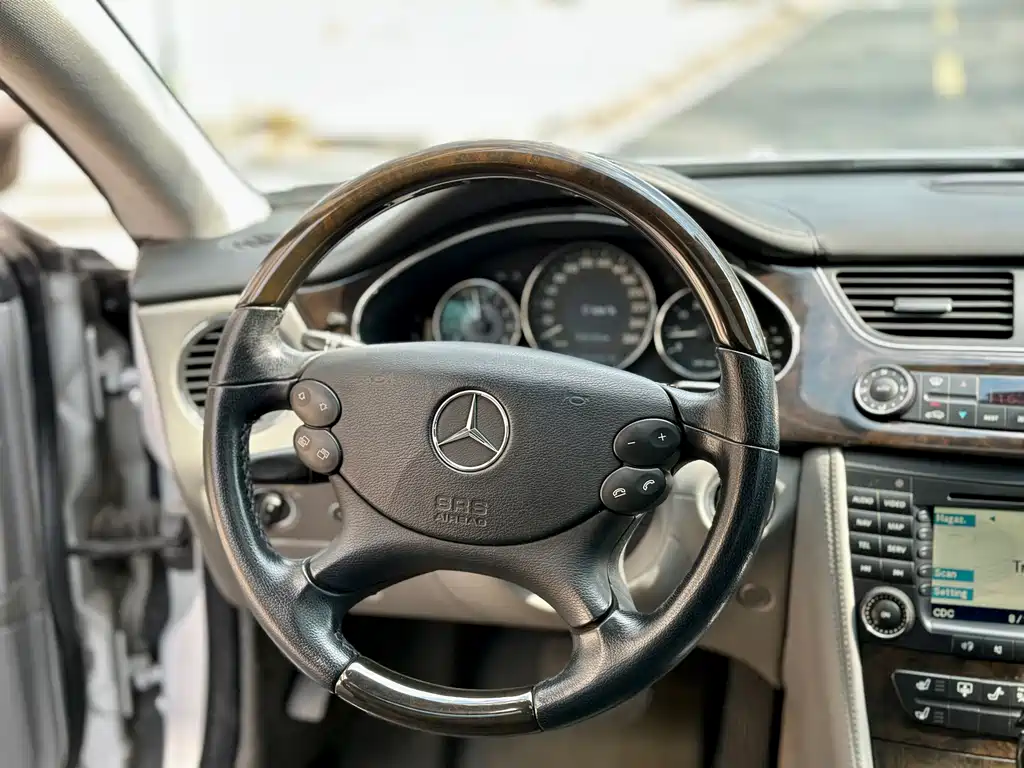 Mercedes-Benz CLS 2006 — фото 18