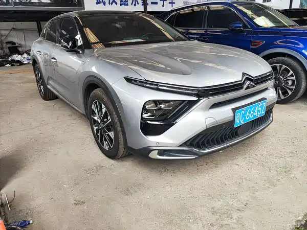 Citroën Versailles C5 X 2025
