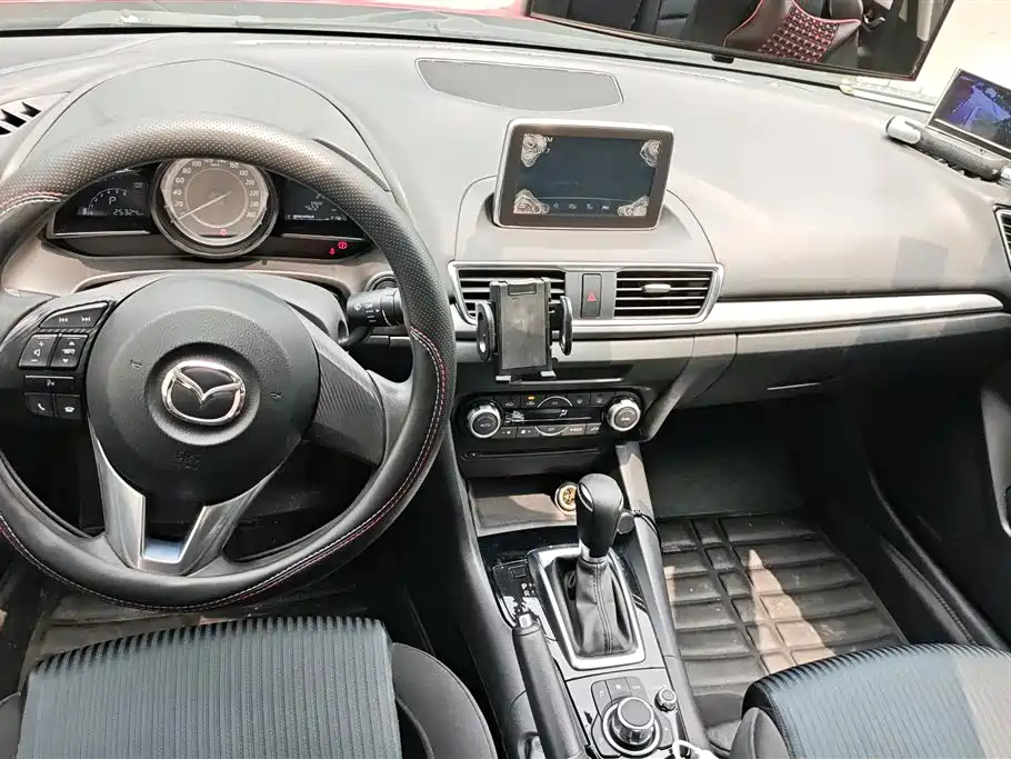 Mazda 3 Axela 2016 — фото 12