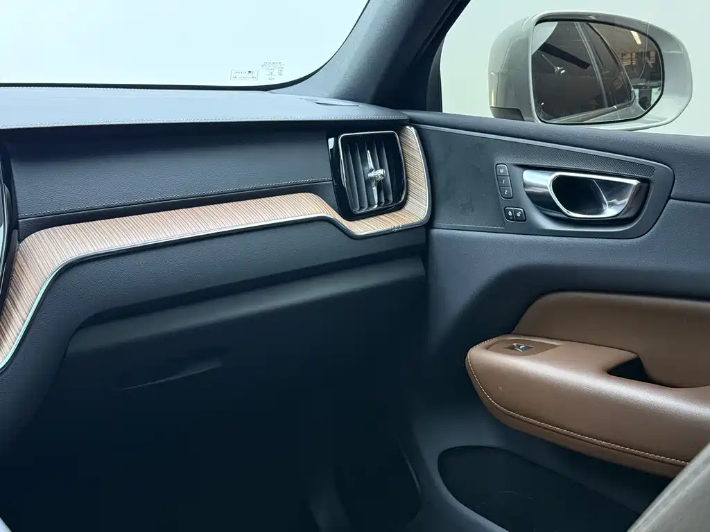 Volvo XC60 2022 — фото 15