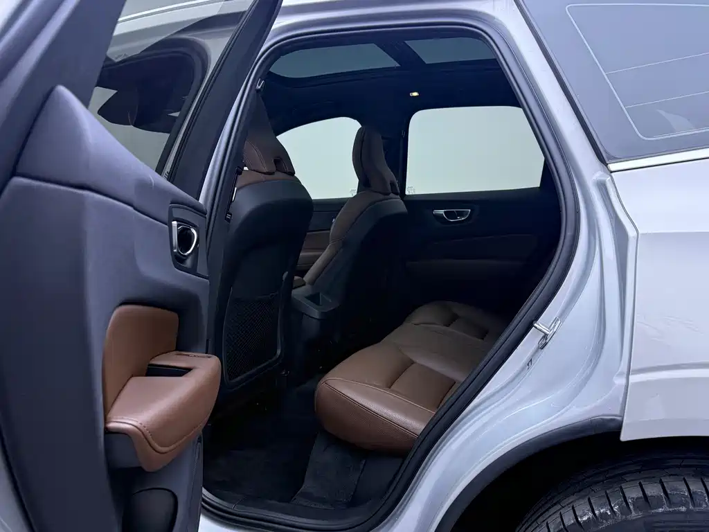 Volvo XC60 2022 — фото 11
