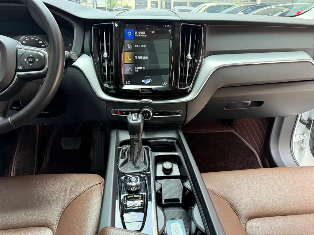 Volvo XC60 2018 — фото 13