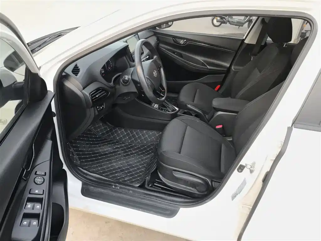 Hyundai Elantra 2019 — фото 12