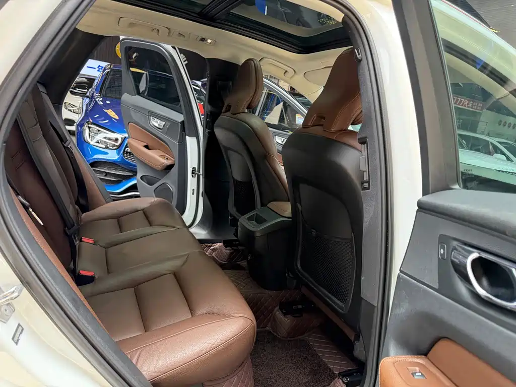 Volvo XC60 2018 — фото 17