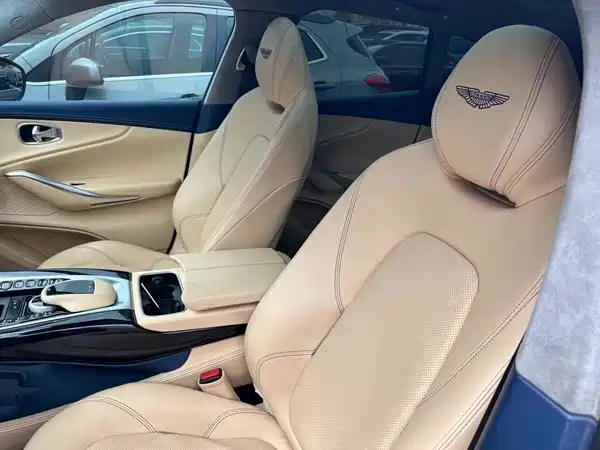 Aston Martin DBX 2022