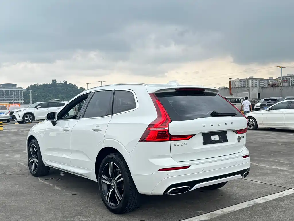 Volvo XC60 2018 — фото 15