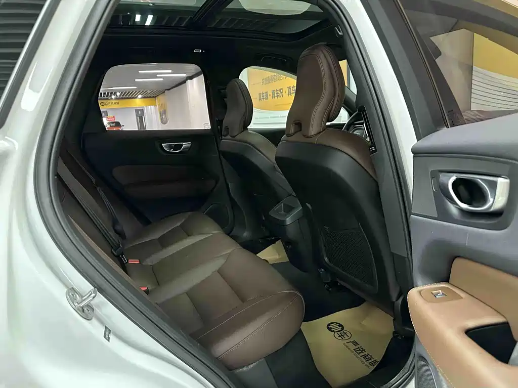 Volvo XC60 2023 — фото 11