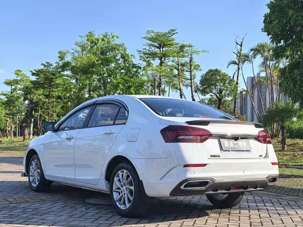 Geely Emgrand 2022