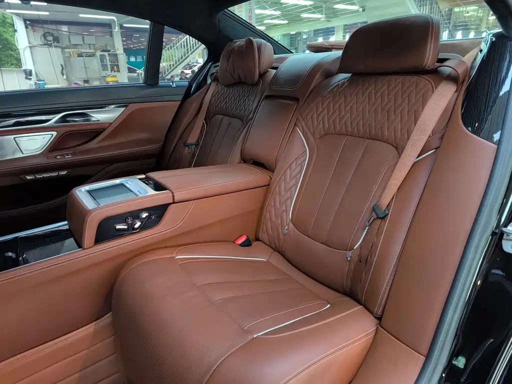 BMW 7 Series 2019 — фото 16