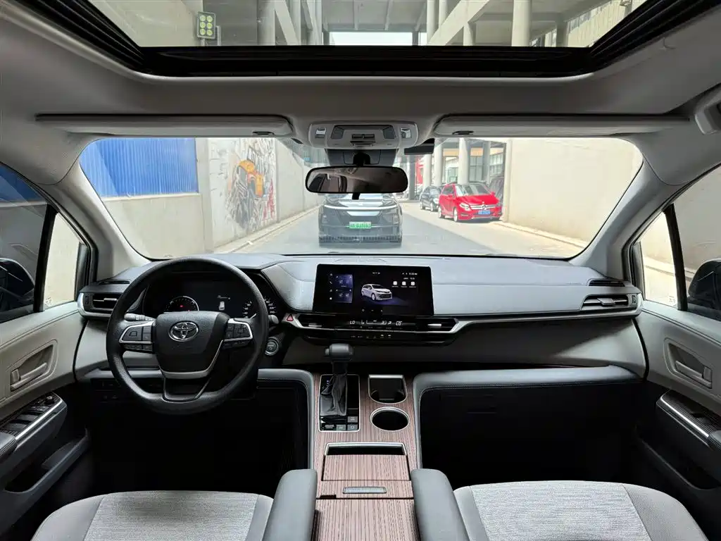 Toyota Sienna 2024 — фото 11