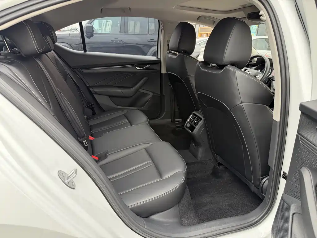 Skoda Octavia 2023 — фото 16
