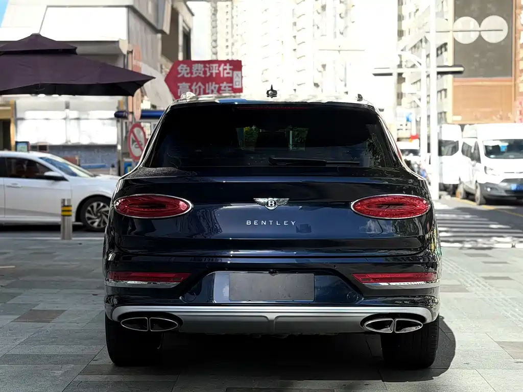 Bentley Bentayga 2023 — фото 4