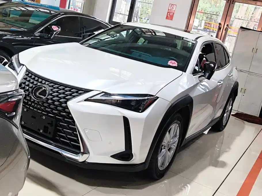 Lexus UX 2024