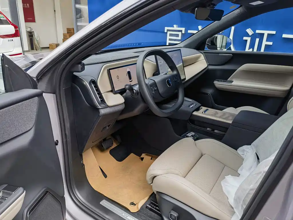 Volvo XC70 Plug-In Hybrid 2025 — фото 9