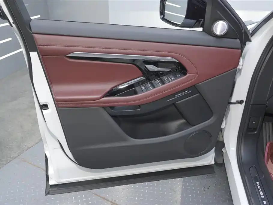 Land Rover Evoque 2023 — фото 19