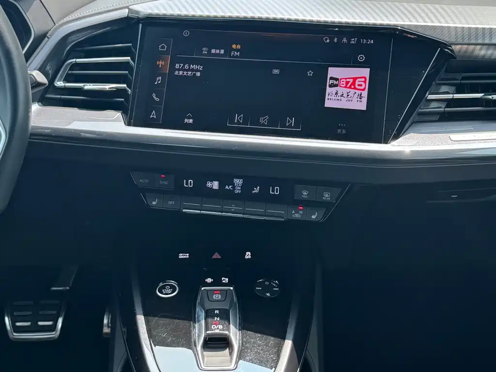 Audi Q4 e-tron 2023 — фото 21