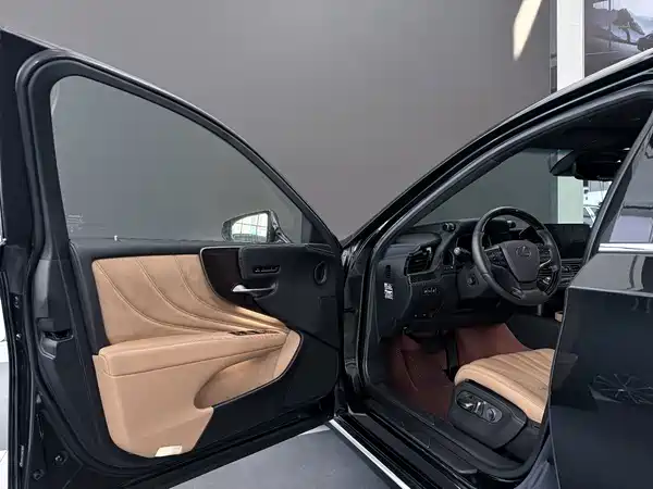 Lexus LS 2021
