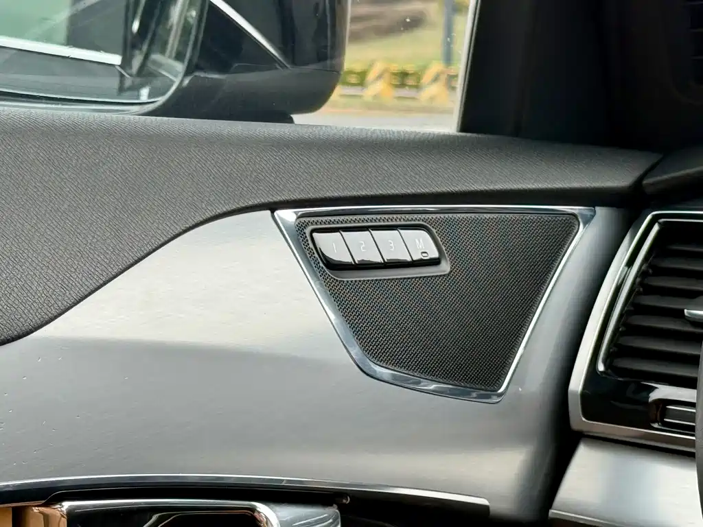 Volvo XC90 2017 — фото 18