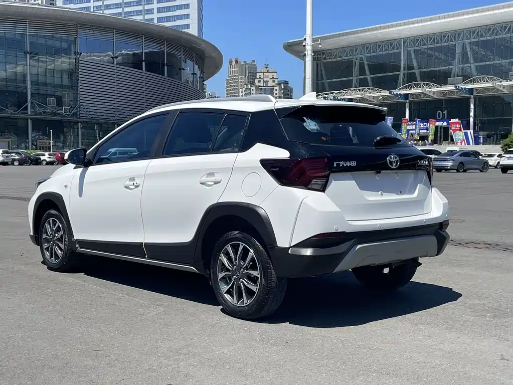 Toyota Yaris L 2023 — фото 6