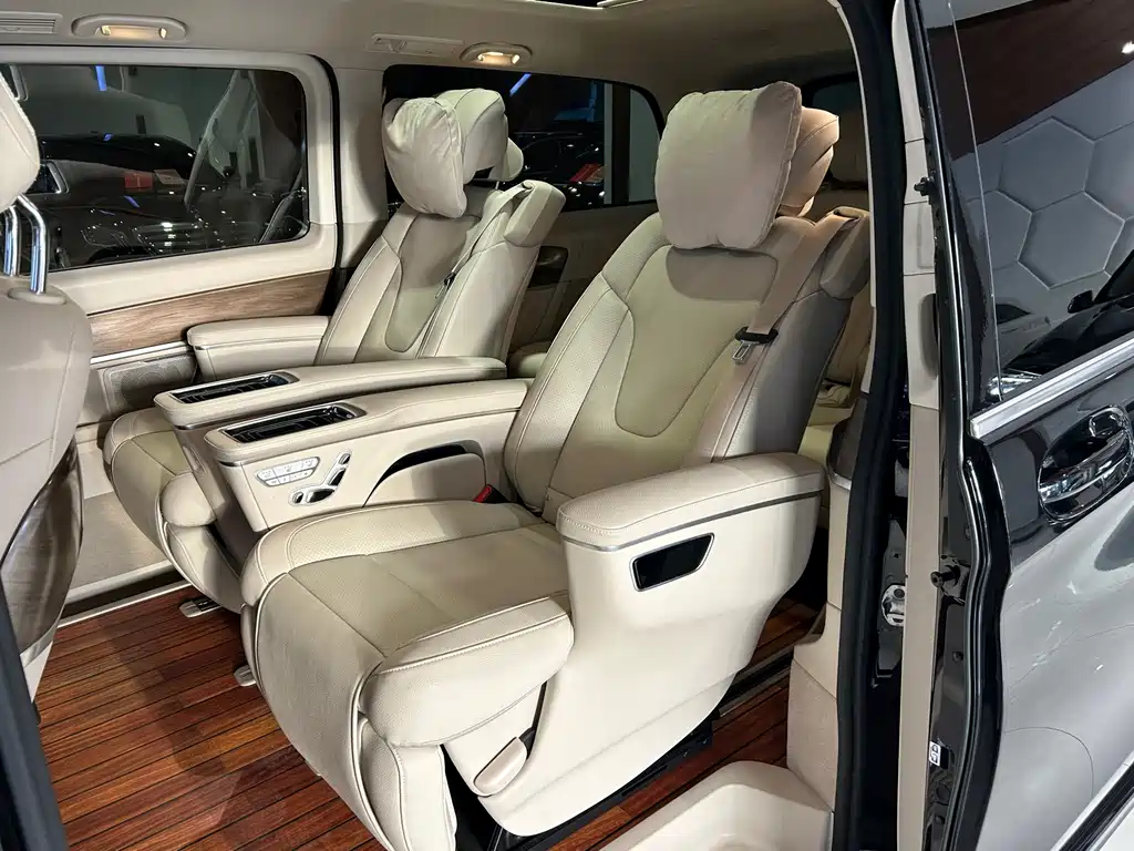 Mercedes-Benz V-Class 2021 — фото 18