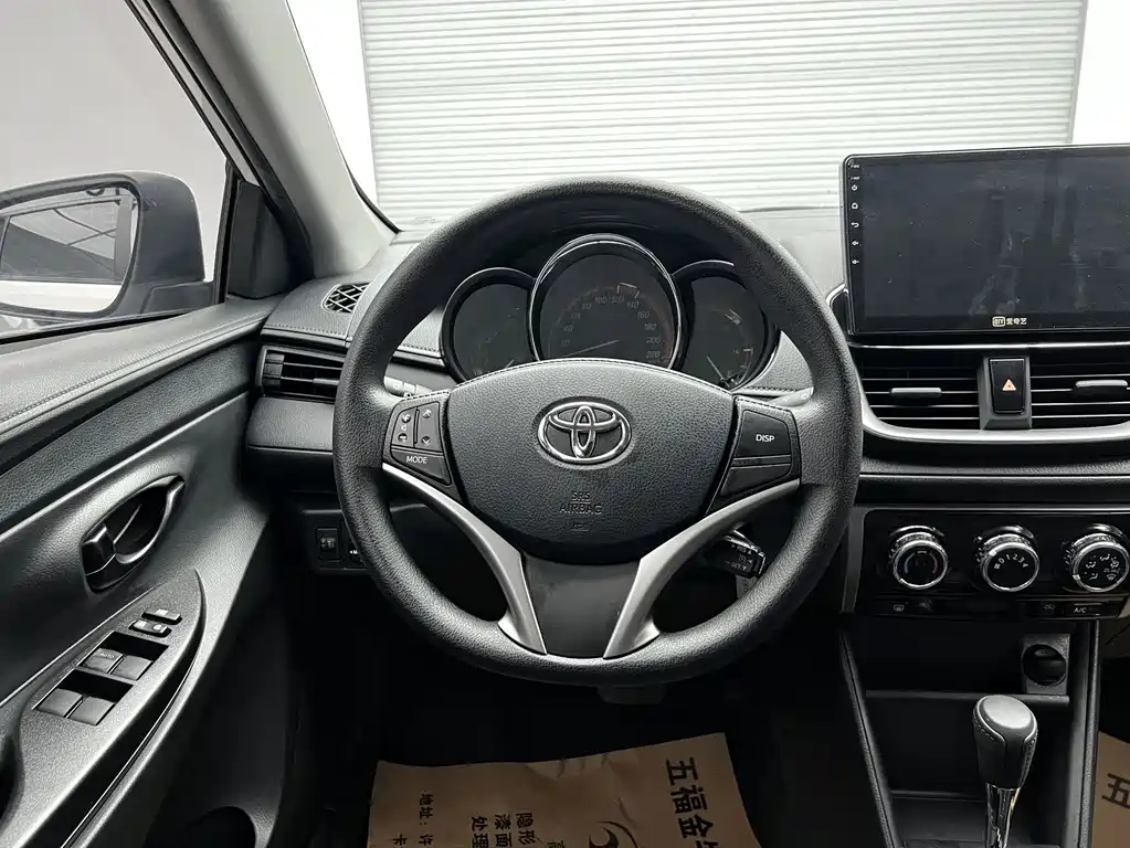 Toyota Yaris L 2022 — фото 9