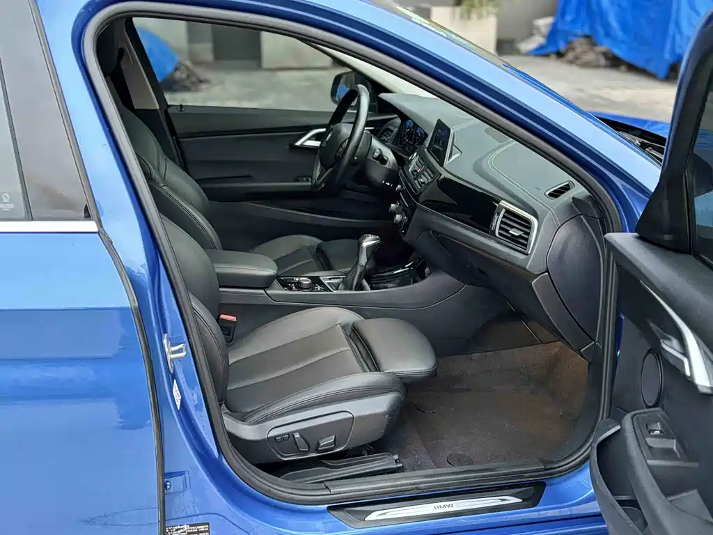 BMW 1 Series 2018 — фото 10