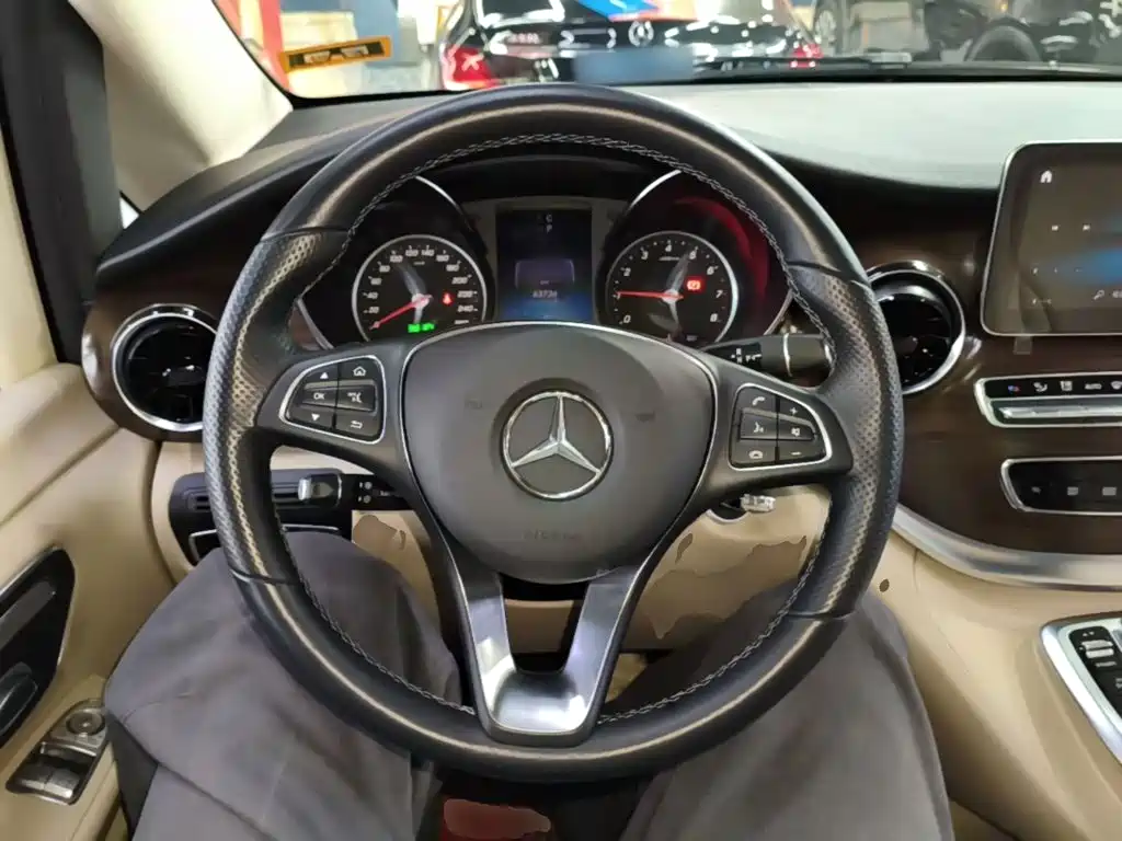 Mercedes-Benz V-Class 2021 — фото 11