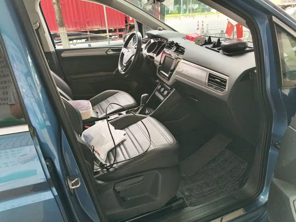 Volkswagen Touran 2018 — фото 18