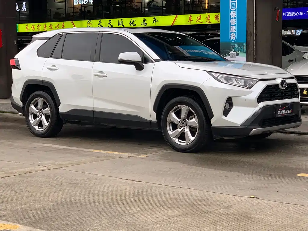 Toyota RAV4 2022 — фото 3