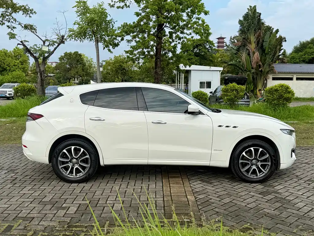 Maserati Levante 2019 — фото 18