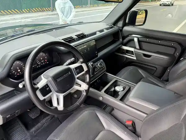 Land Rover Defender 2024