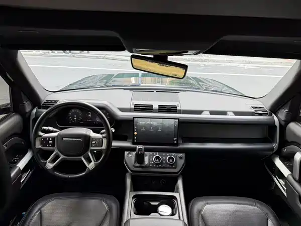 Land Rover Defender 2024