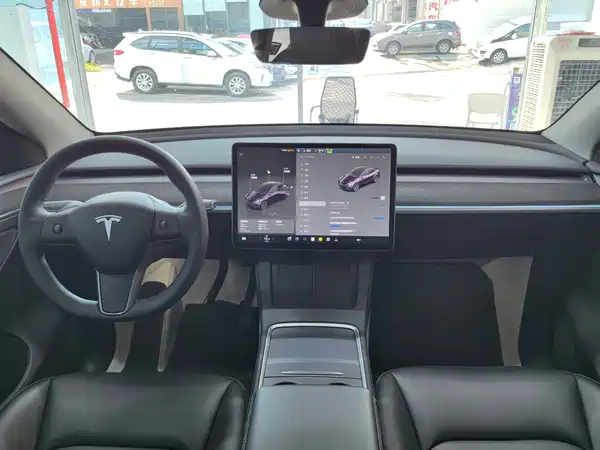 Tesla Model Y 2024