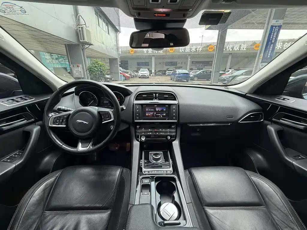 Jaguar F-PACE 2018 — фото 11