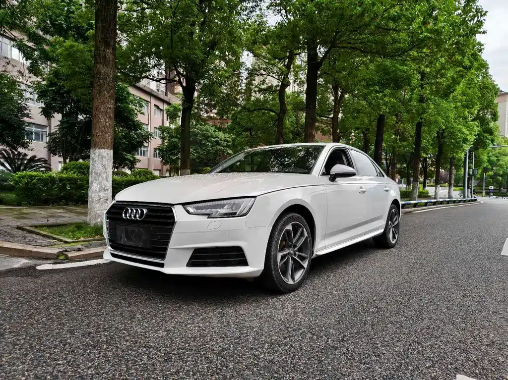 Audi A4L 2017 — фото 1
