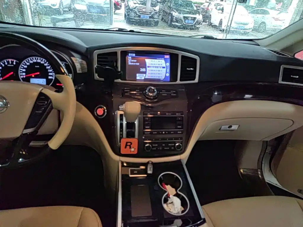 Nissan Quest 2017 — фото 13