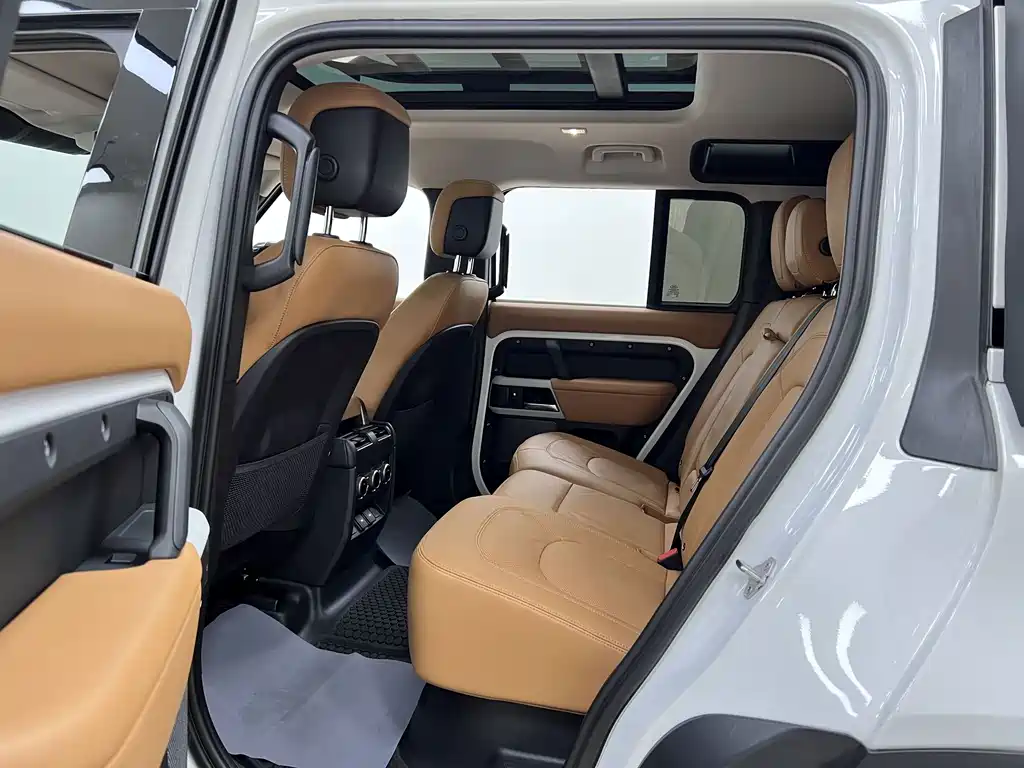 Land Rover Defender 2023 — фото 26