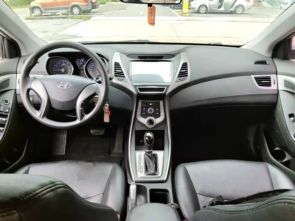 Hyundai Elantra 2017 — фото 10