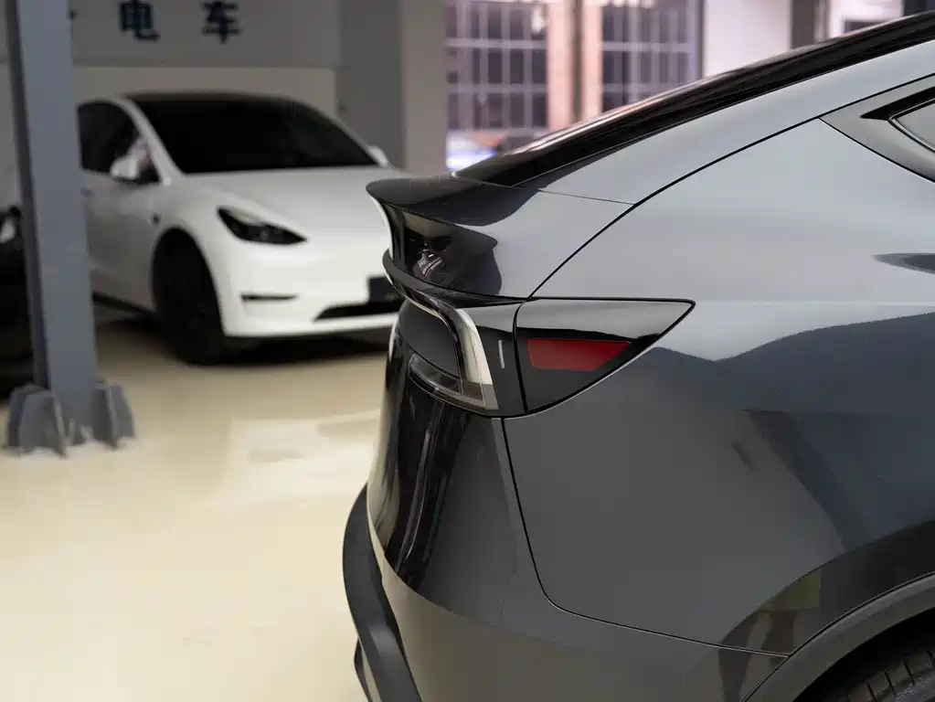 Tesla Model Y 2025 — фото 10