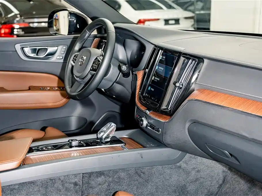 Volvo XC60 2025 — фото 18