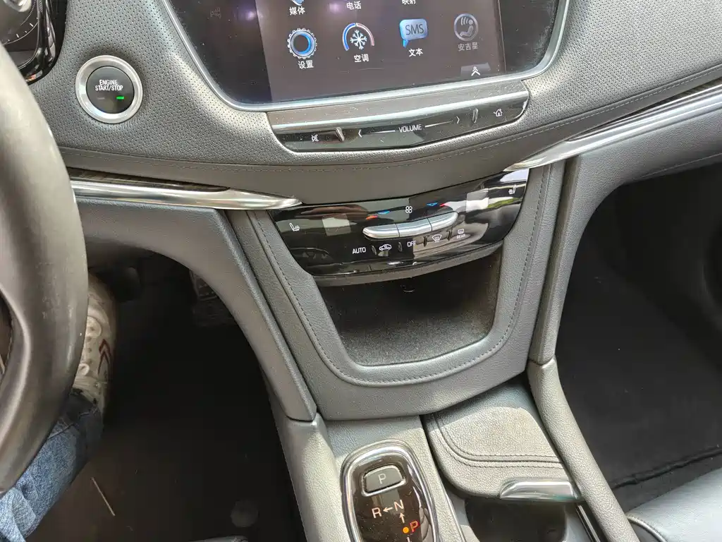 Cadillac XT5 2017 — фото 16