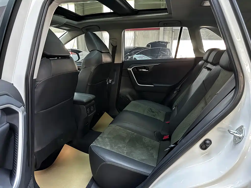 Toyota RAV4 2023 — фото 11