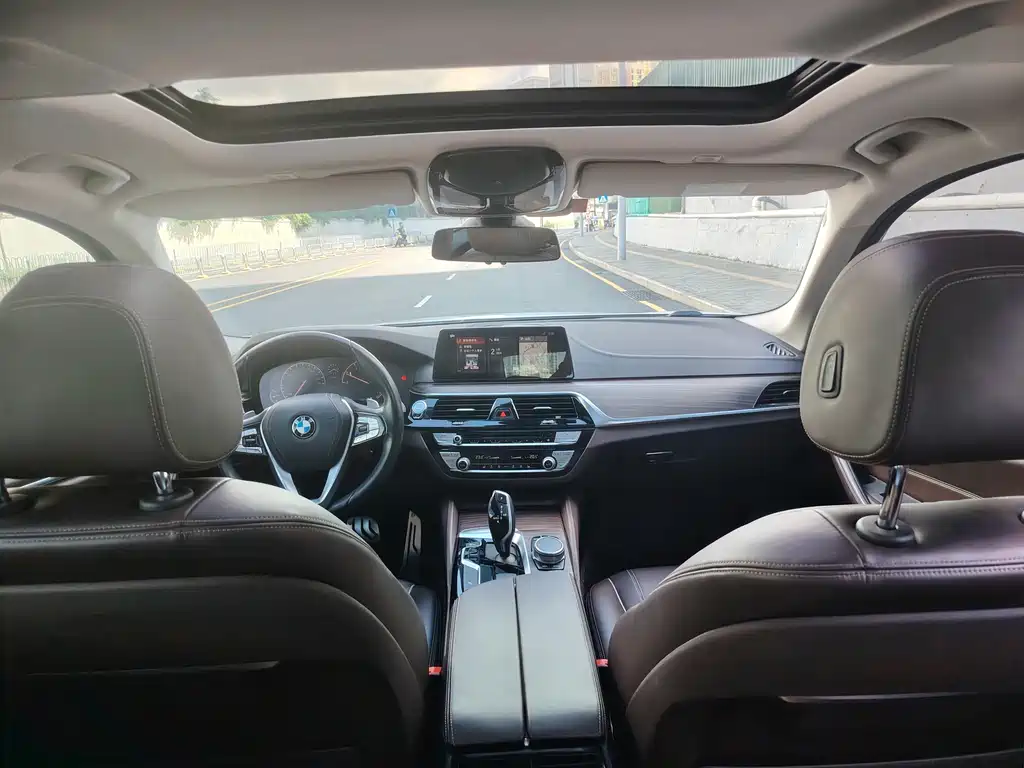 BMW 5 Series 2019 — фото 15