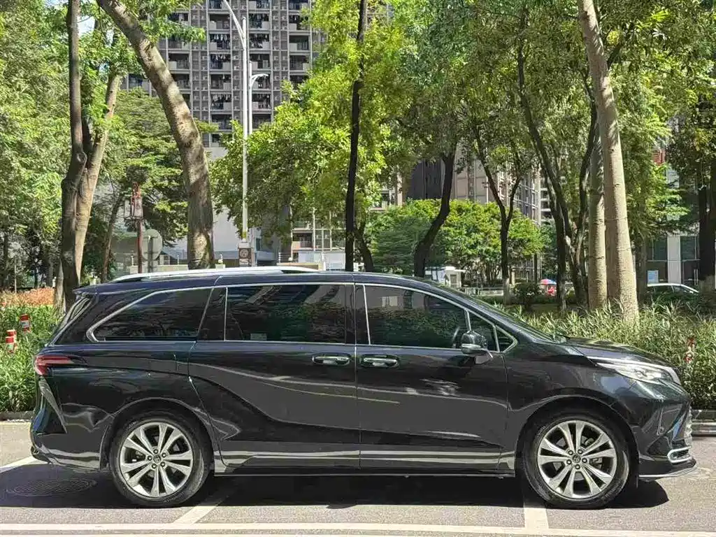 Toyota Sienna 2023 — фото 4