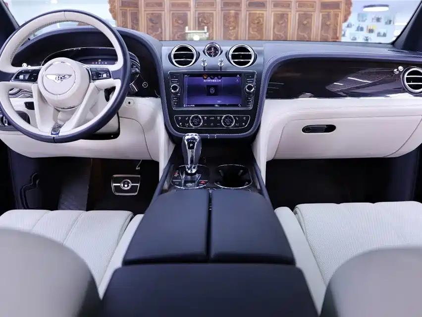 Bentley Bentayga 2018 — фото 16