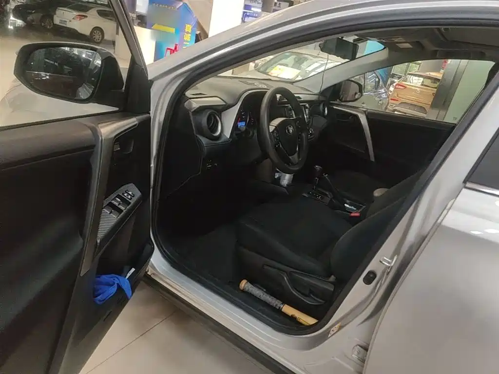 Toyota RAV4 2015 — фото 16