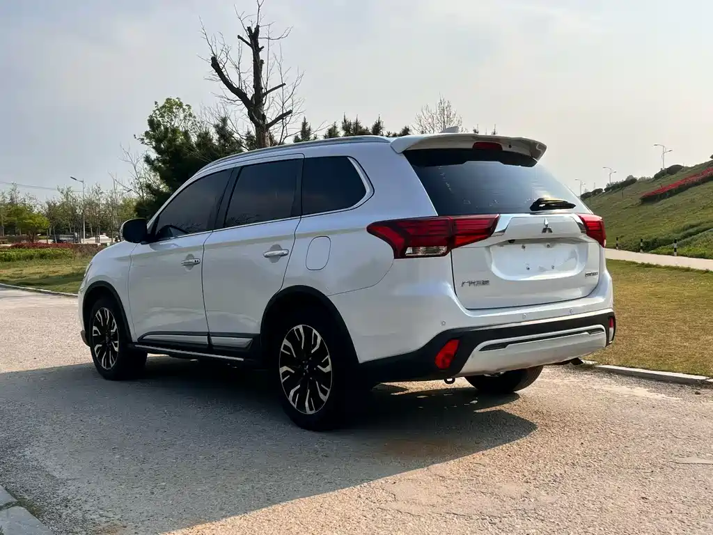 Mitsubishi Outlander 2020 — фото 9