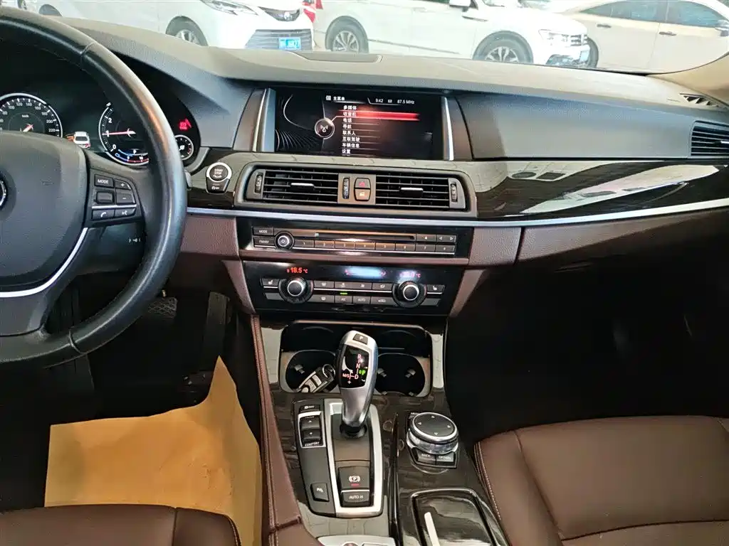 BMW 5 Series 2017 — фото 9