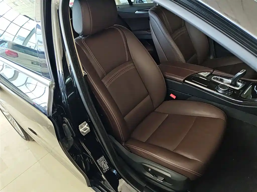 BMW 5 Series 2017 — фото 20