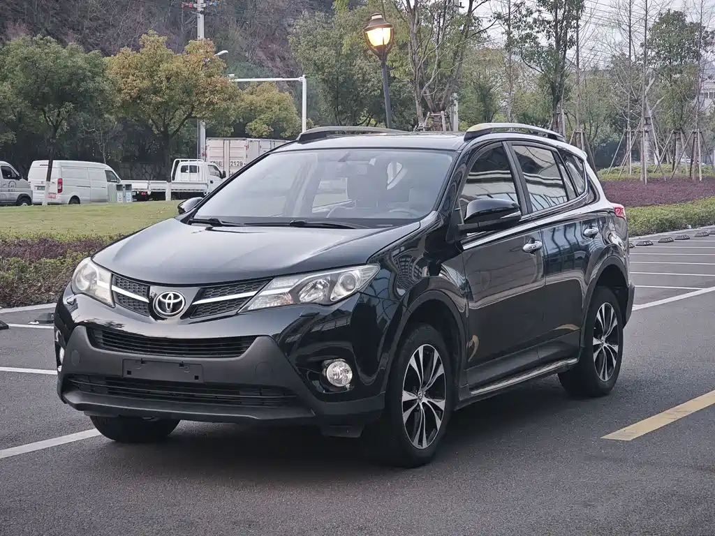 Toyota RAV4 2015 — фото 1